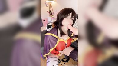 Cosplay kráska Hidori Rose si hraje s vibrátorem jako Megumin