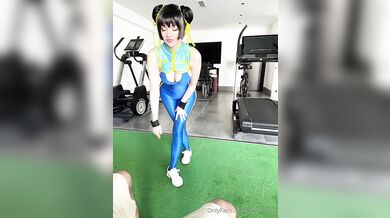 Čas na posilovnu pro Hidori Rose, která se nechá v posilovně ošukat jako Chun Li