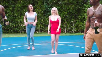 Mezirasový skupinový sex s Gabbie Carter a Skylar Vox