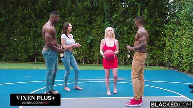 Mezirasový skupinový sex s Gabbie Carter a Skylar Vox
