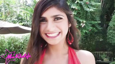 Mia Khalifa učí erotické techniky kouření: Naolejované dildo a pak pořádný péro