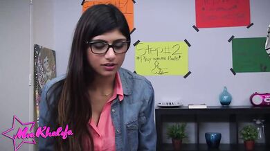 Prsatá brunetka Mia Khalifa učí Valentinu Vegu, jak správně udělat dobrou kuřbu