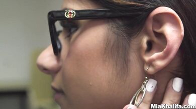 Brunetka Mia Khalifa předvádí své úžasné tělo ve veřejné knihovně