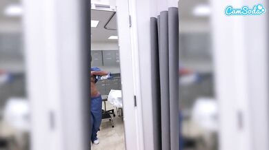 Fit MILF sestřička je vyhozena za masturbaci v práci
