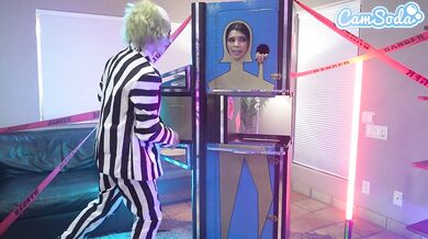 Drobná kočička a její prsatá nevlastní máma v tag teamu BettleJuice