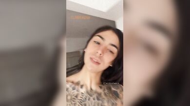 Tetovaná Claarakush předvádí své sexy tělo při tanci
