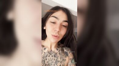 Tetovaná Claarakush předvádí své sexy tělo při tanci