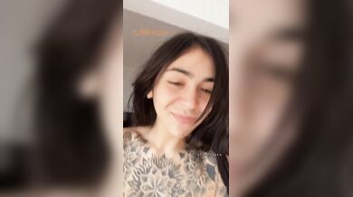 Tetovaná Claarakush předvádí své sexy tělo při tanci