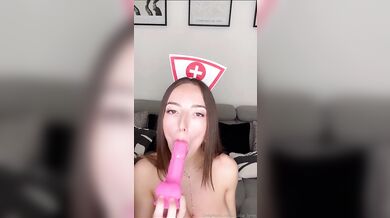 Sexy sestřička Julia Lyn masturbuje se svým oblíbeným dildem