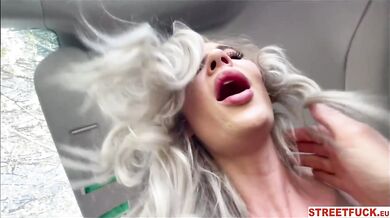 Blondýna JayJay Pink si to rozdává v autě