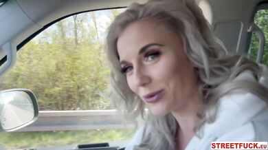 Blondýna JayJay Pink si to rozdává v autě