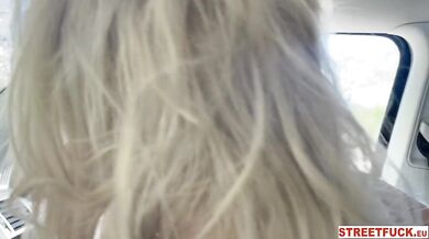 Blondýna JayJay Pink si to rozdává v autě