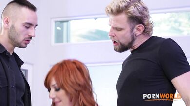 Lauren Phillips je dvojitě penetrována svými nevlastními syny