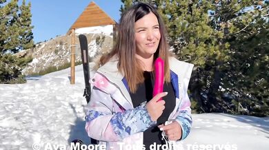 AvaMoorex si hraje se svým dildem ve sněhu