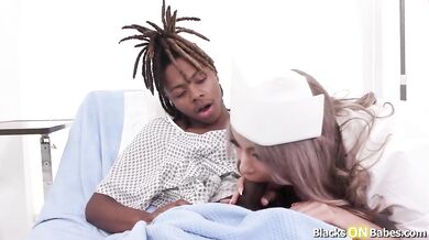 Zadek Nicole Aria dostává od svého černého pacienta pořádně do zadku