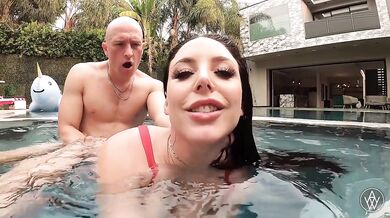 Pornohvězda Angela White šuká v bazénu