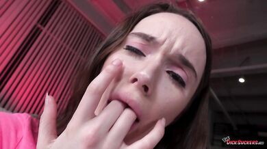 Hazel Moore si po kouření užívá tvrdého ptáka