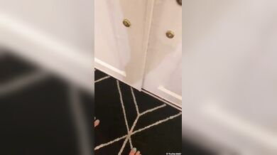 Kayleigh Swenson kouří dva ptáky najednou