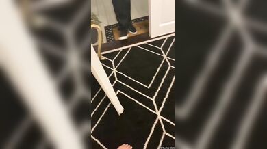Kayleigh Swenson kouří dva ptáky najednou