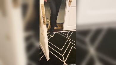 Kayleigh Swenson kouří dva ptáky najednou