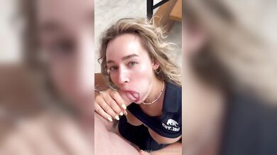 Alice Redlips kouří a jezdí na velkém penisu svého přítele
