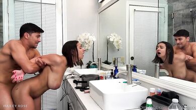 Brunetka Hailey Rose si to rozdává, zatímco se líčí