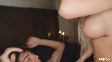 Ema Karter si to rozjíždí se svým mužem