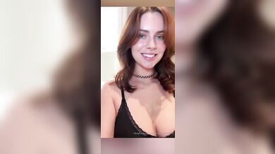 Brandy Gordon se svléká a hraje si se svými prsy