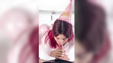 Zrzavá oslavenkyně FiammiSxagain předvádí své orální dovednosti