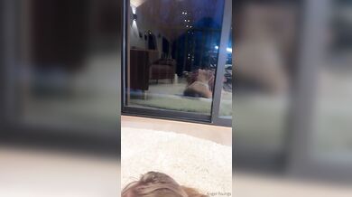 Angel Youngs s velkými prsy dostává cumshot na podlaye