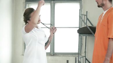 Vězeňská sestra Liza Del Sierra zkouší dva ptáky