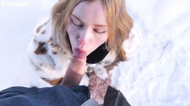 Yuiwoo polyká čerstvé sperma venku ve sněhu