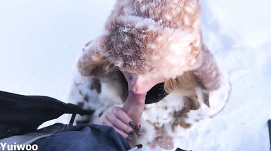 Yuiwoo polyká čerstvé sperma venku ve sněhu