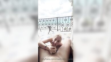 Madison Moores při rychlovce venku na balkóně