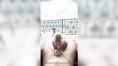 Madison Moores při rychlovce venku na balkóně