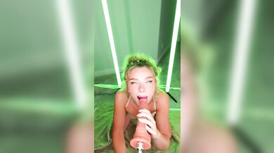 Bougie_Bb kouří dildo stroj