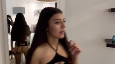 AndyMiss jezdí na ptáku svého přítele v hotelu