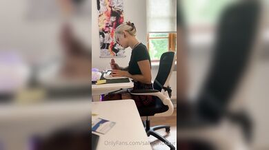 Tetovaná blondýnka Sallydinosaur masturbuje na svém pracovišti