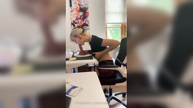 Tetovaná blondýnka Sallydinosaur masturbuje na svém pracovišti