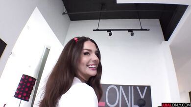 Rozmazlená Maddie si užívá anální sex se svým přítelem