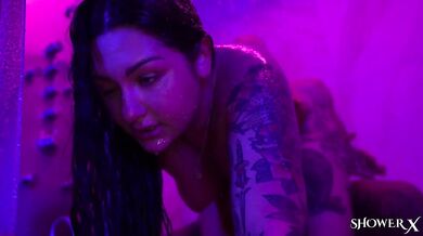 Roxanne Roselle ošukána velkým penisem ve sprše