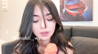 Hanabii Wx masturbuje svým oblíbeným dildem