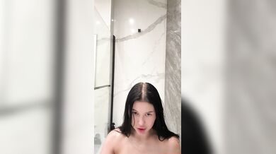 Brunetka Abby Lee jezdí na svém dildu ve vaně