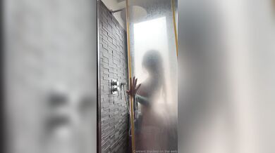 Alex Mucci provokuje svými křivkami ve sprše