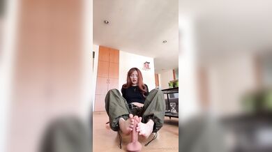 Sexy zrzka Angela_5_5 jezdí na dildu na podlaze