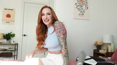 Trojka s rusovlasými MILFkami Thesophialocke a Elly Clutch