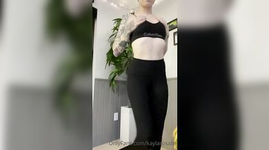 Žhavá KaylaRosalie předvádí své sexy tetované tělo