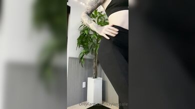 Žhavá KaylaRosalie předvádí své sexy tetované tělo