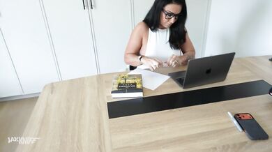 Nadržená brunetka Courtney Tillia dává lekci navíc