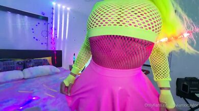 Prsatá Vivian Taylor je ošukána na neonové rave party